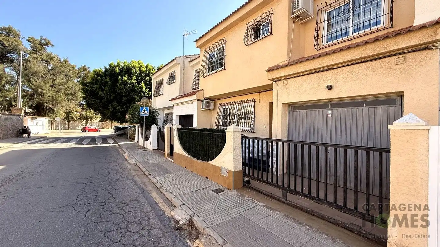 Vista exterior de Casa o xalet en venda en Cartagena amb Aire condicionat i Jardí privat