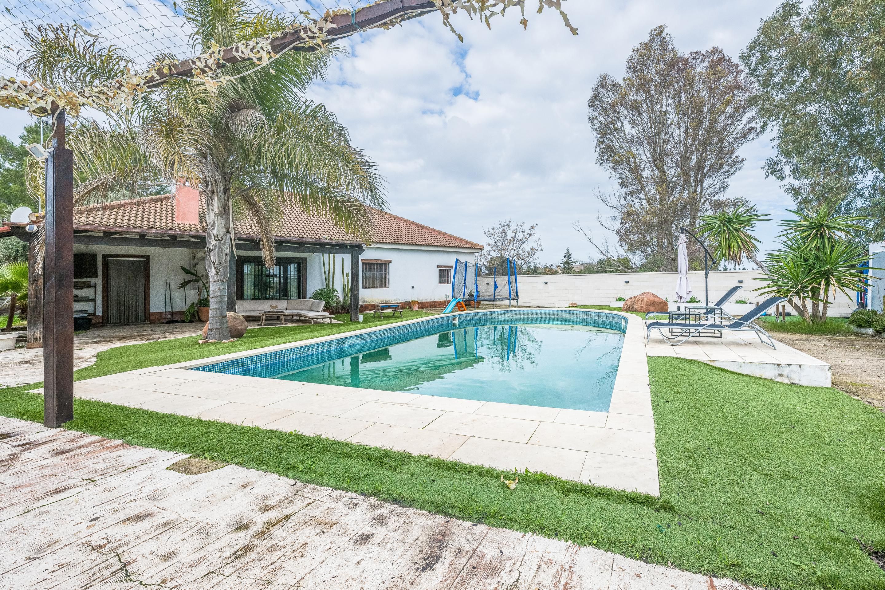 Swimming pool of House or chalet for sale in Carmona  with Air Conditioner, Private garden and Terrace