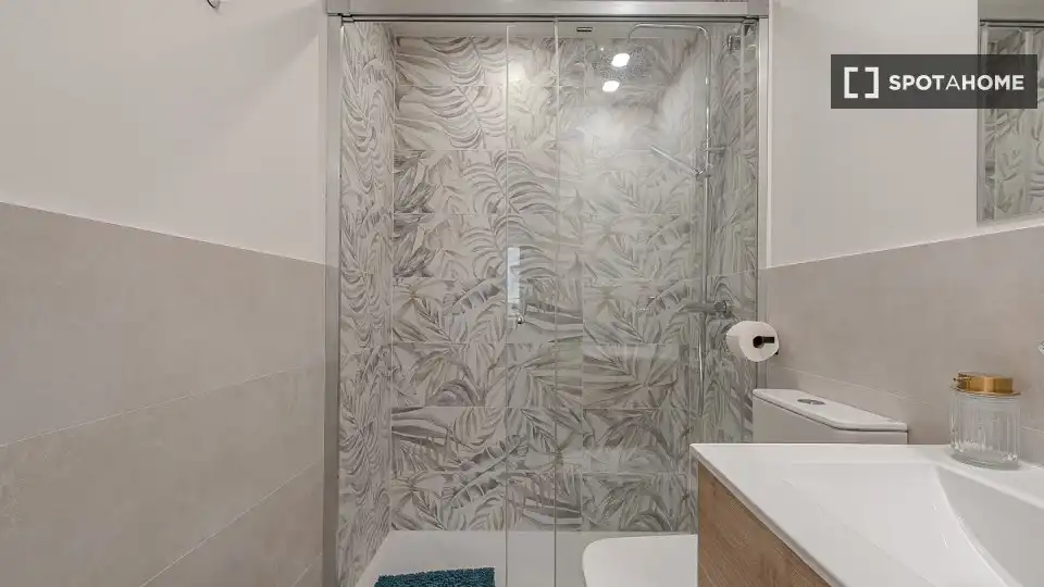 Bathroom of Flat for rent in L'Hospitalet de Llobregat  with Air Conditioner, Heating and Furnished