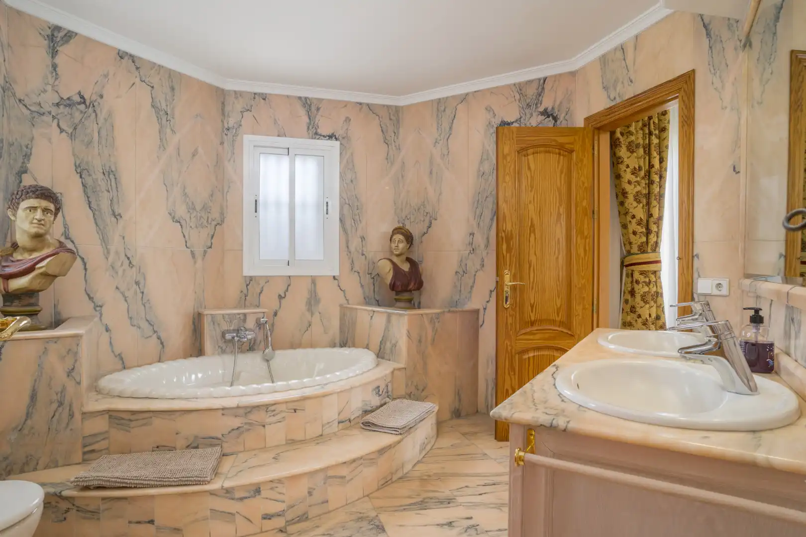 Bathroom of Detached homes for sale in Marbella  with Private garden, Terrace and Furnished