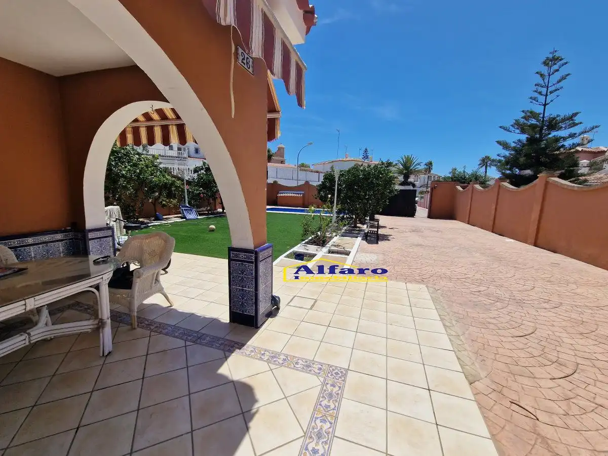Chalet con piscina en venta en Matalascañas, imagen 5
