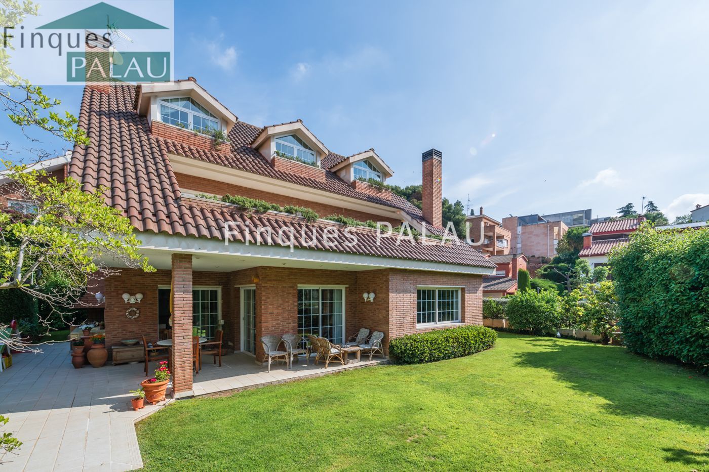 Vista exterior de Casa o xalet en venda en Sant Just Desvern amb Aire condicionat, Calefacció i Jardí privat