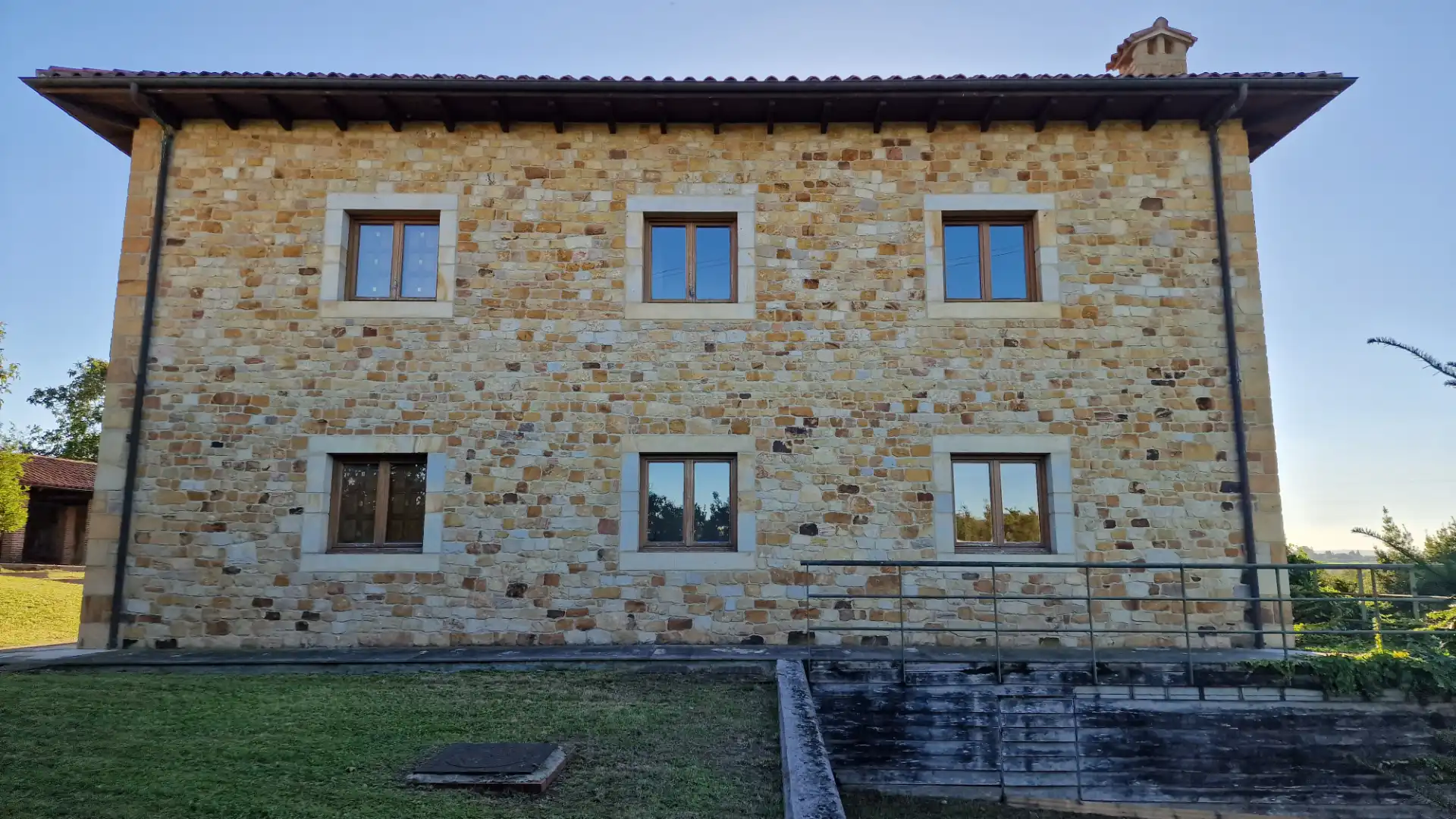 Vista exterior de Casa o xalet en venda en Gijón  amb Calefacció, Jardí privat i Parquet