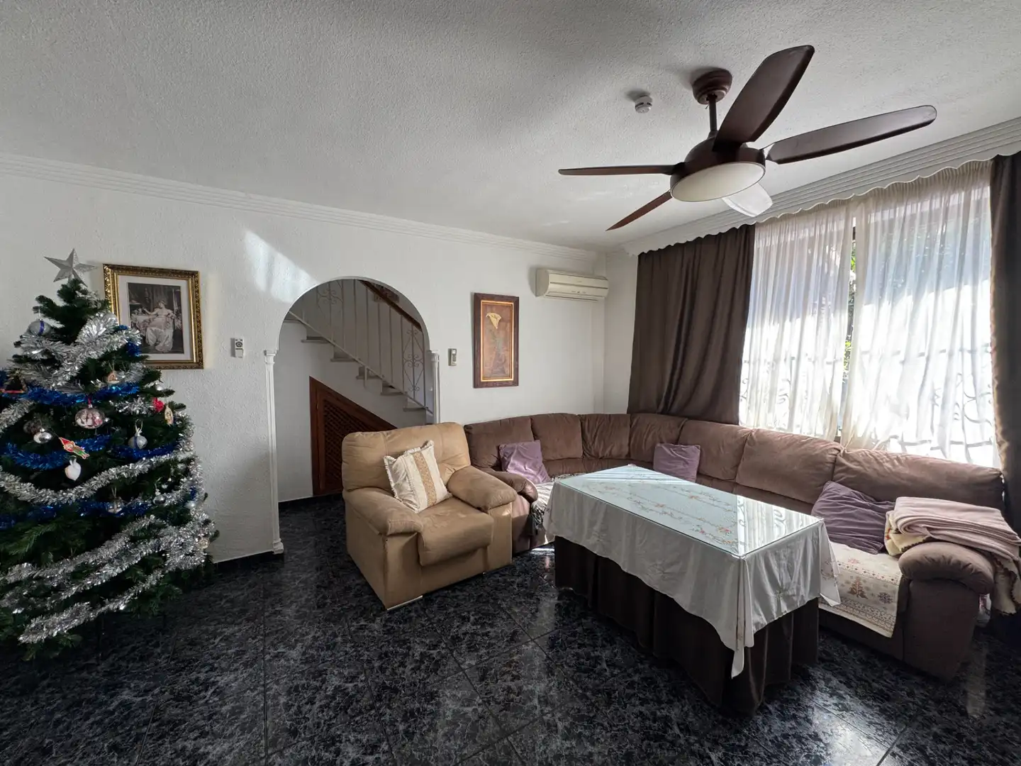 Sala d'estar de Casa adosada en venda en Mijas amb Aire condicionat, Calefacció i Jardí privat