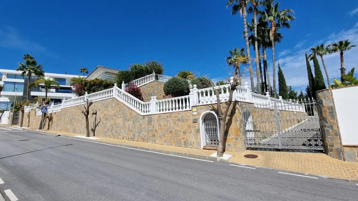 Vista exterior de Casa o xalet de lloguer en Benahavís amb Aire condicionat, Jardí privat i Terrassa