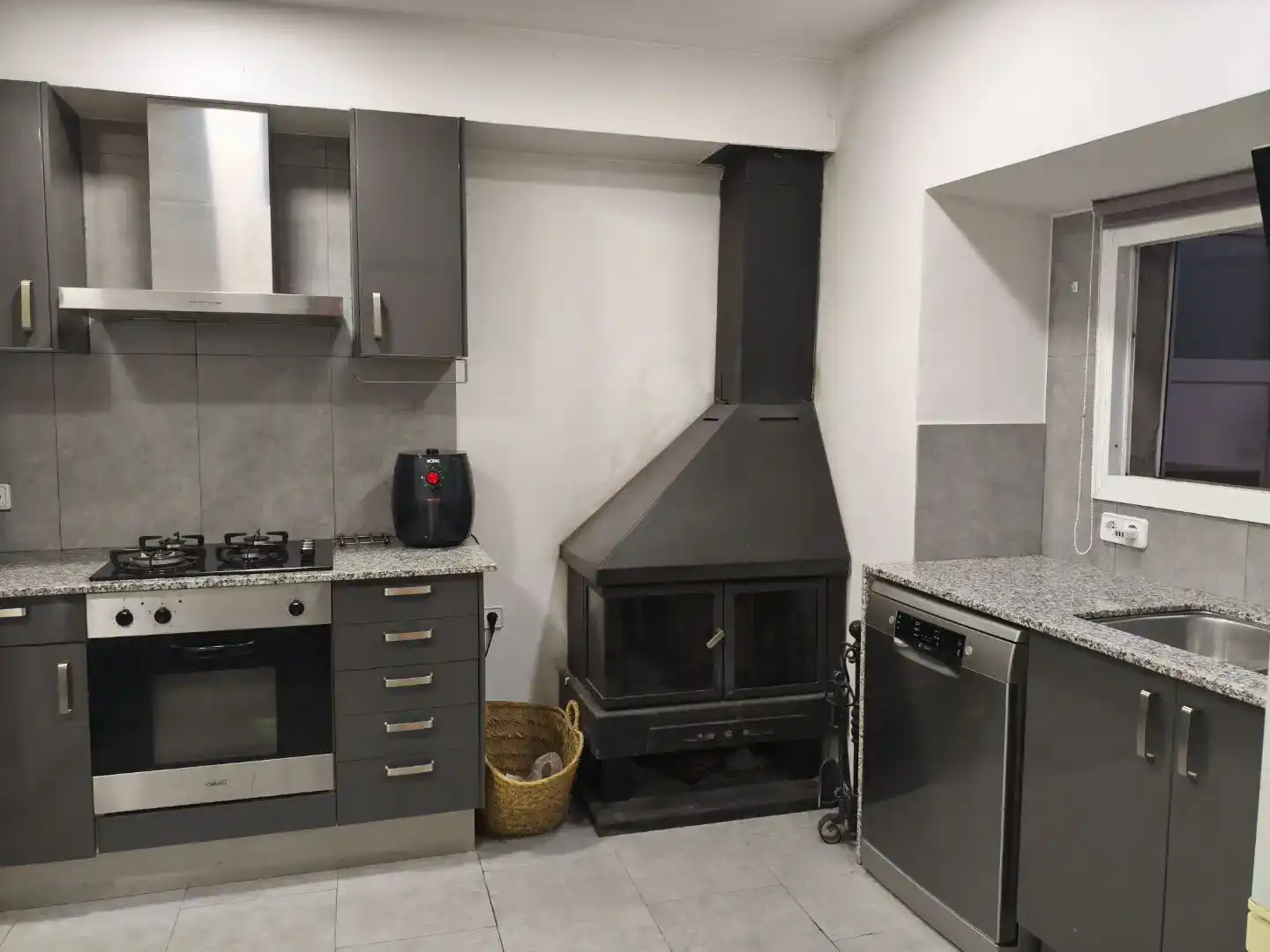 Cocina de Casa adosada en venta en Banyoles con Aire acondicionado y Jardín privado