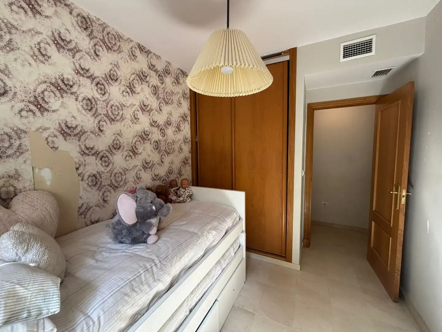 Schlafzimmer von Wohnung zum Verkauf in Bormujos mit Klimaanlage, Terrasse und Abstellraum