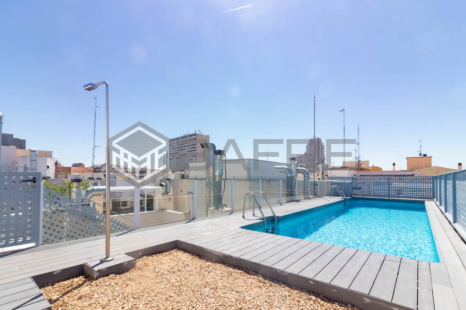 Schwimmbecken von Wohnung zum Verkauf in Madrid mit Klimaanlage, Heizung und Privatgarten