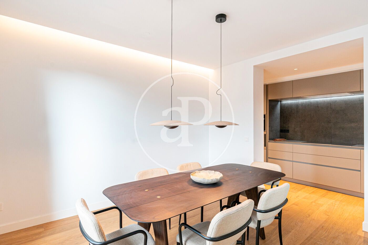 Menjador de Pis en venda en  Barcelona Capital amb Aire condicionat, Calefacció i Jardí privat