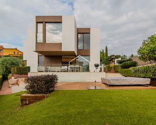 Vista exterior de Casa o xalet en venda en El Masnou amb Aire condicionat, Calefacció i Jardí privat