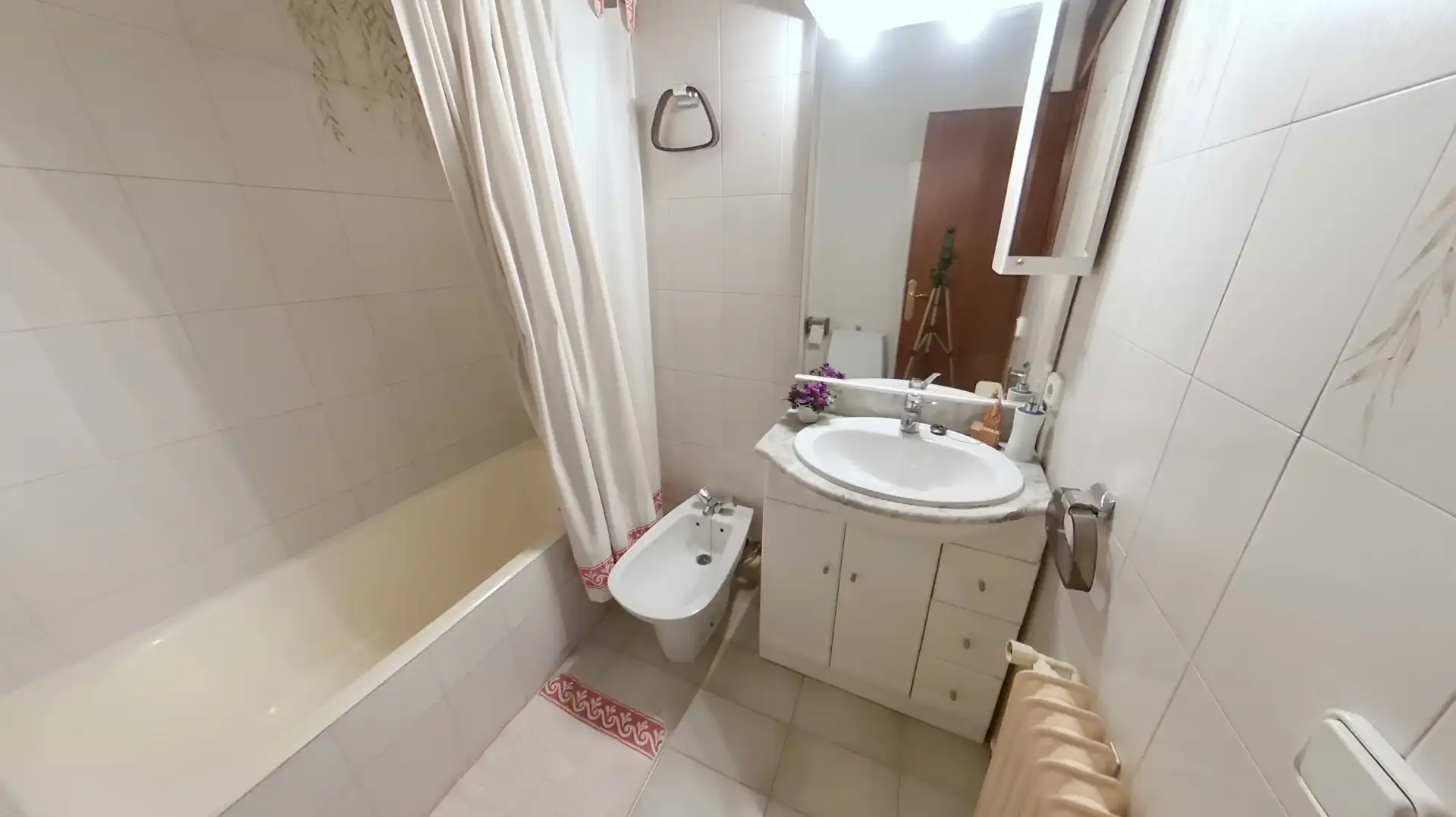 Badezimmer von Einfamilien-Reihenhaus zum Verkauf in Sabadell mit Klimaanlage, Heizung und Privatgarten