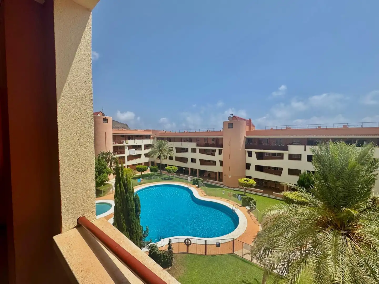 Vista exterior de Piso en venta en Roquetas de Mar con Jardín privado, Terraza y Piscina comunitaria