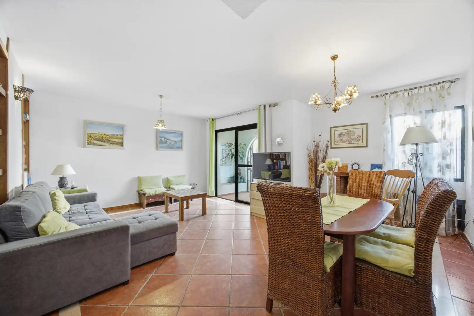 Sala de estar de Casa o chalet en venta en Casares con Jardín privado, Terraza y Piscina