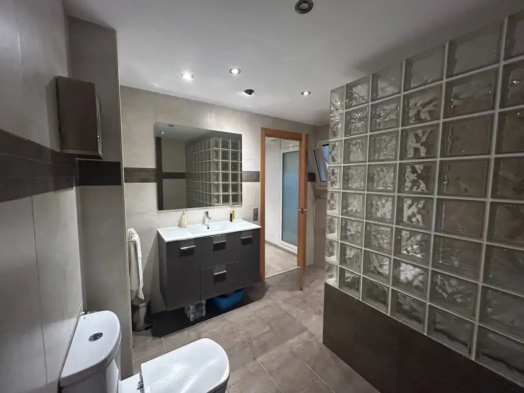 Baño de Dúplex en venta en Badalona con Calefacción, Parquet y Alarma