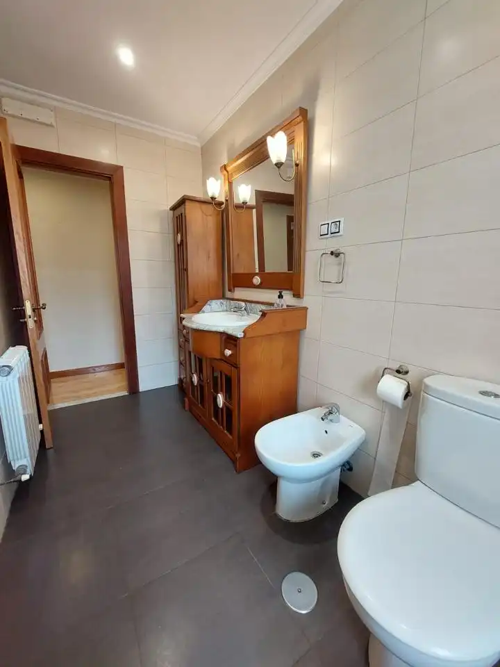 Baño de Piso de alquiler en Gijón  con Calefacción y Amueblado