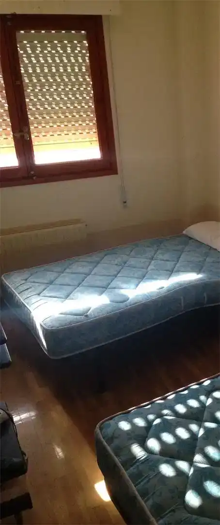 Dormitori de Pis en venda en Soria Capital  amb Parquet, Moblat i Forn