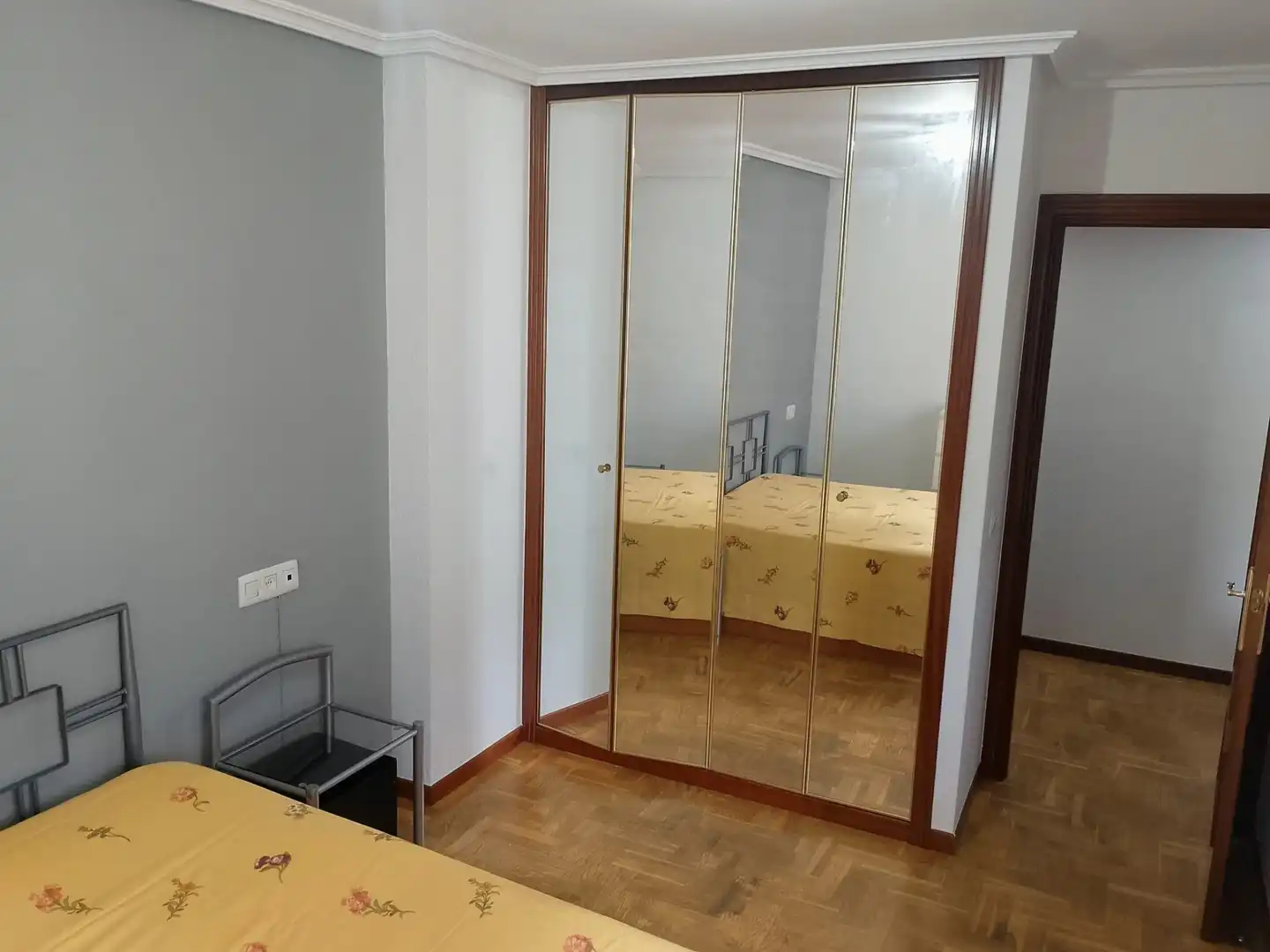 Habitación de Apartamento de alquiler en Oviedo  con Calefacción, Parquet y Amueblado