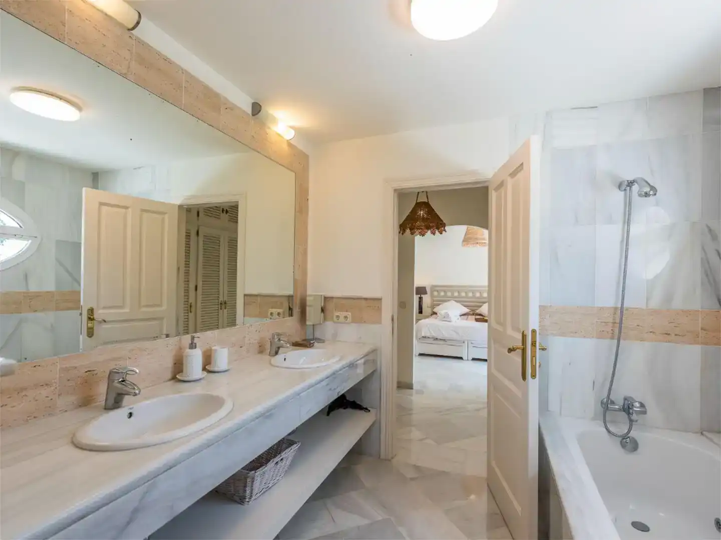 Badezimmer von Wohnung zur Miete in Estepona mit Klimaanlage, Schwimmbad und Balkon