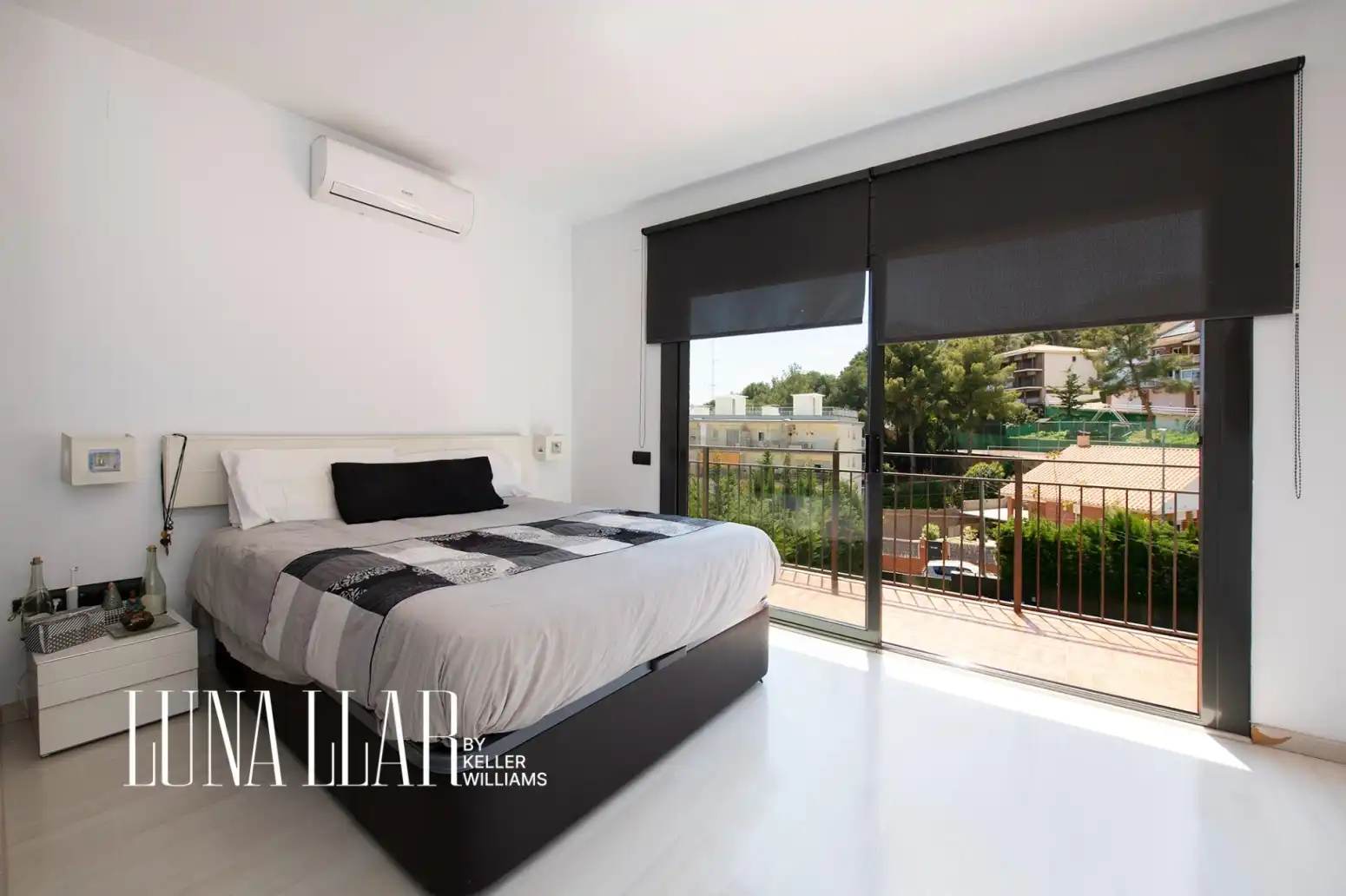 Bedroom of Houses for sale in Castelldefels  with Air Conditioner, Heating and Parquet flooring