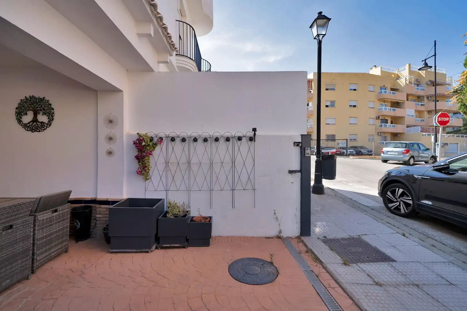 Vista exterior de Casa adosada en venda en Fuengirola amb Aire condicionat, Calefacció i Jardí privat