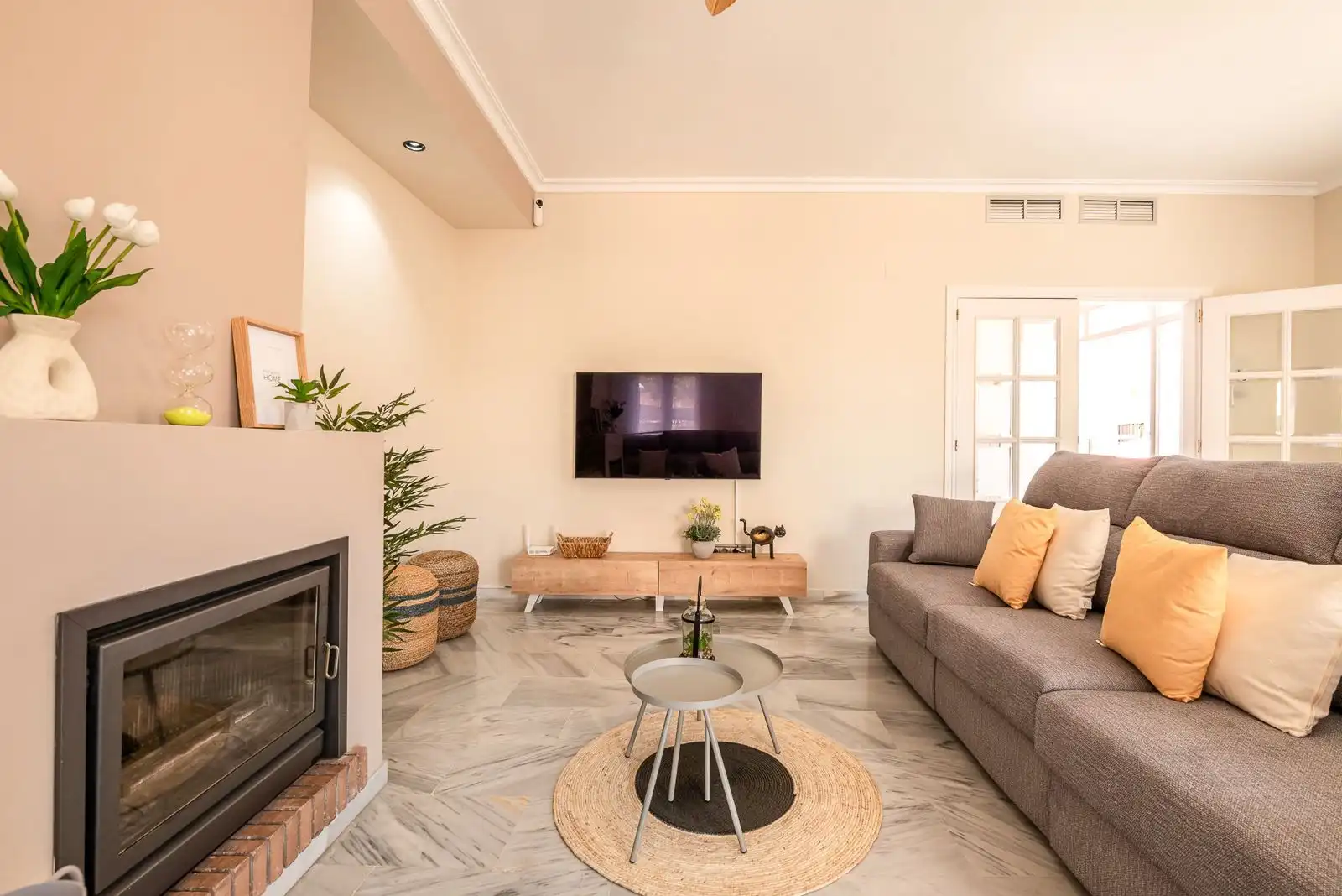 Sala de estar de Casa adosada en venta en Marbella con Aire acondicionado, Calefacción y Jardín privado