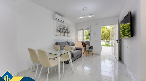 Apartamento reformado con piscina comunitaria, Alicante, Torrevieja. 2 habitaciones | 52 m² | A 700 metros del mar