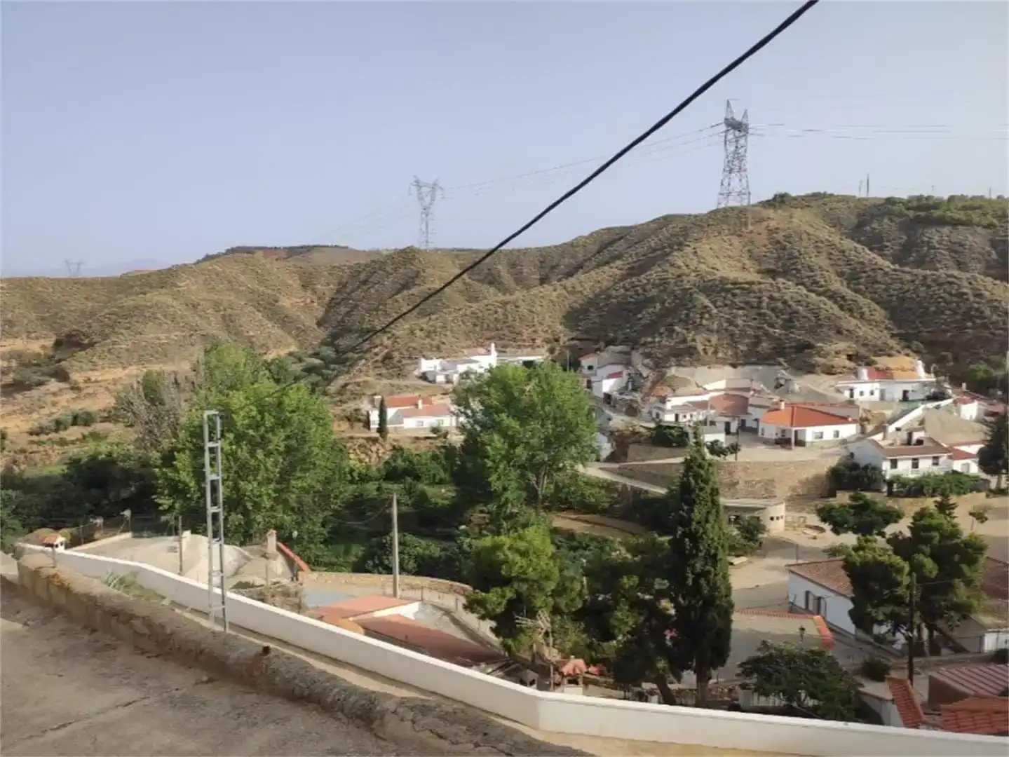 Vista exterior de Casa adosada en venda en Cortes y Graena amb Traster, Moblat i Forn