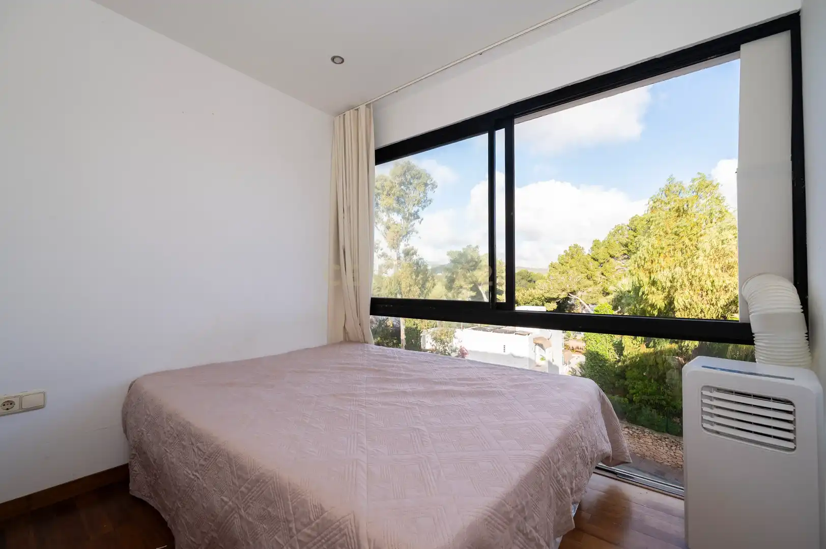 Schlafzimmer von Wohnung zum Verkauf in Santa Eulària des Riu mit Klimaanlage, Privatgarten und Balkon