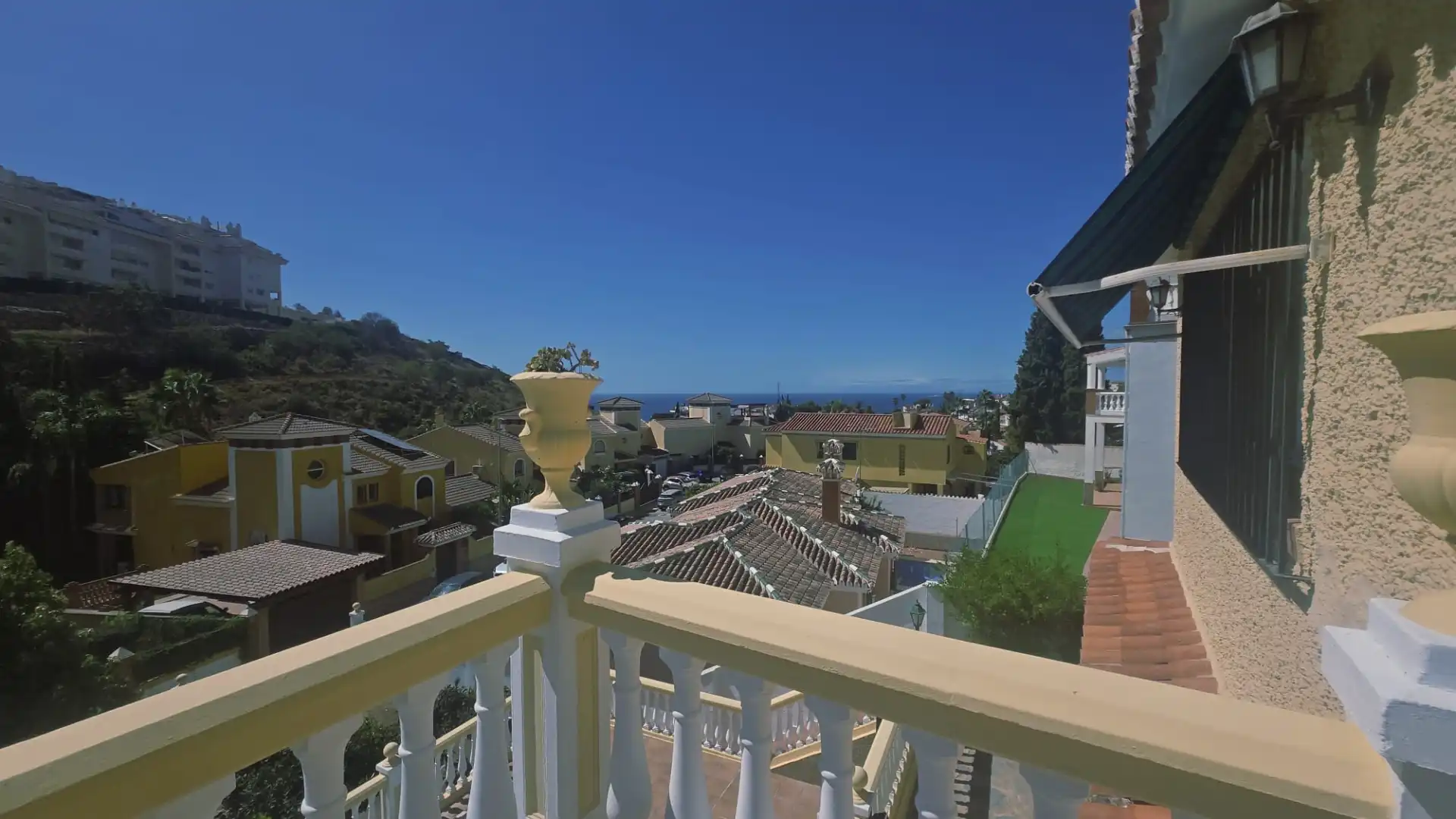 Außenansicht von Haus oder Chalet zum Verkauf in Rincón de la Victoria mit Klimaanlage, Heizung und Privatgarten
