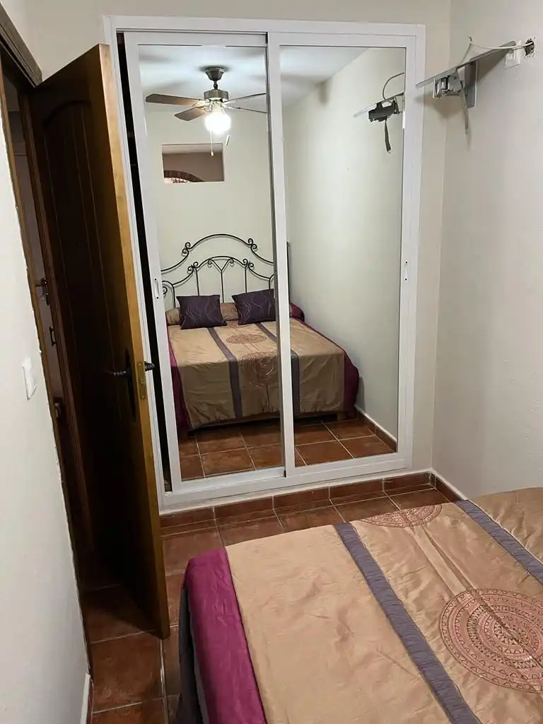 Habitación de Apartamento de alquiler en Algeciras con Aire acondicionado, Jardín privado y Amueblado