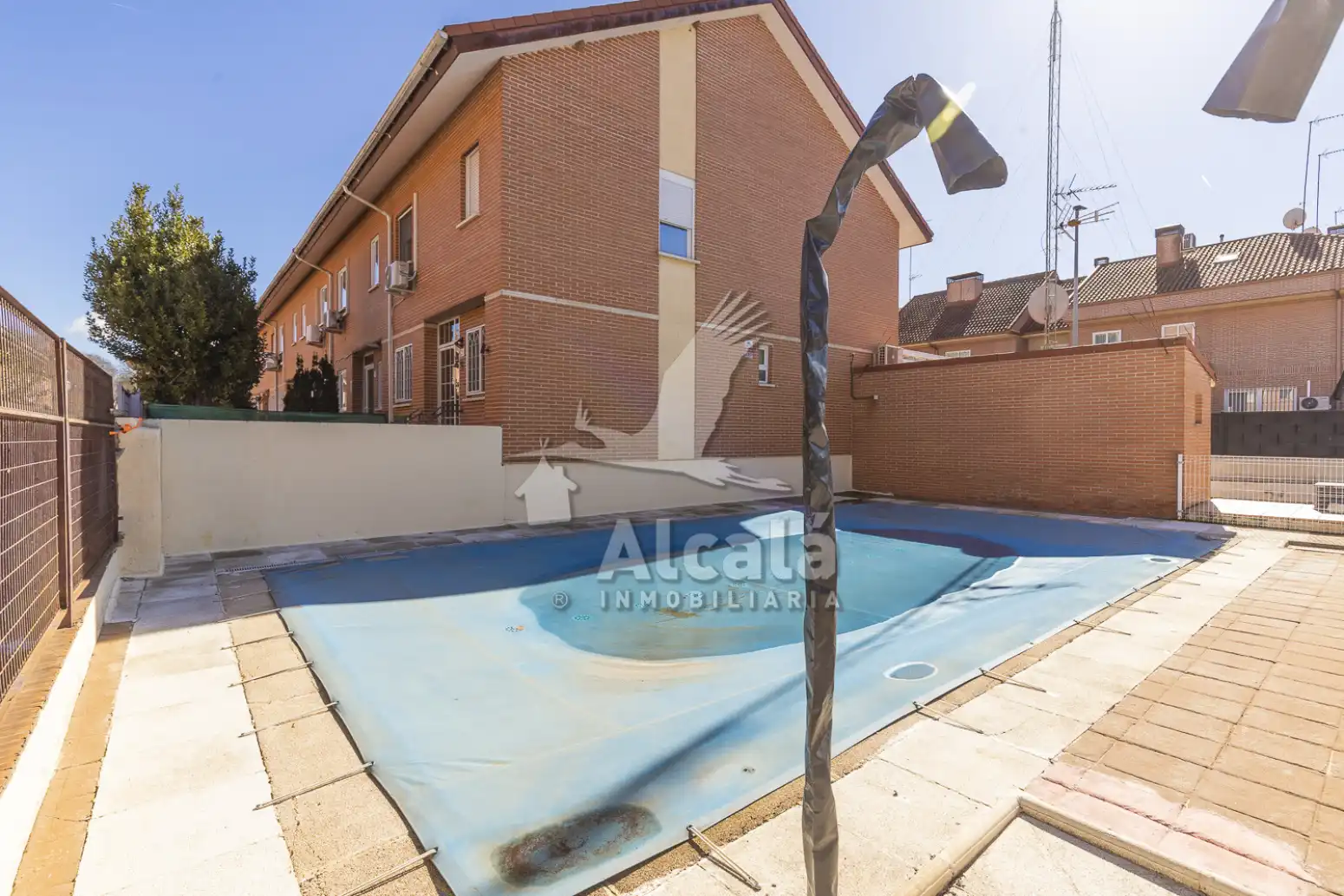 Schwimmbecken von Einfamilien-Reihenhaus zum Verkauf in Alcalá de Henares mit Heizung, Parkett und Schwimmbad