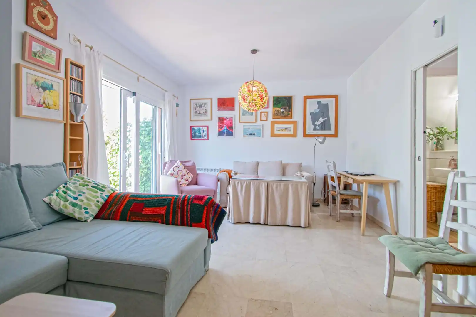 Sala de estar de Casa adosada en venta en Valencina de la Concepción con Aire acondicionado, Trastero y Piscina comunitaria