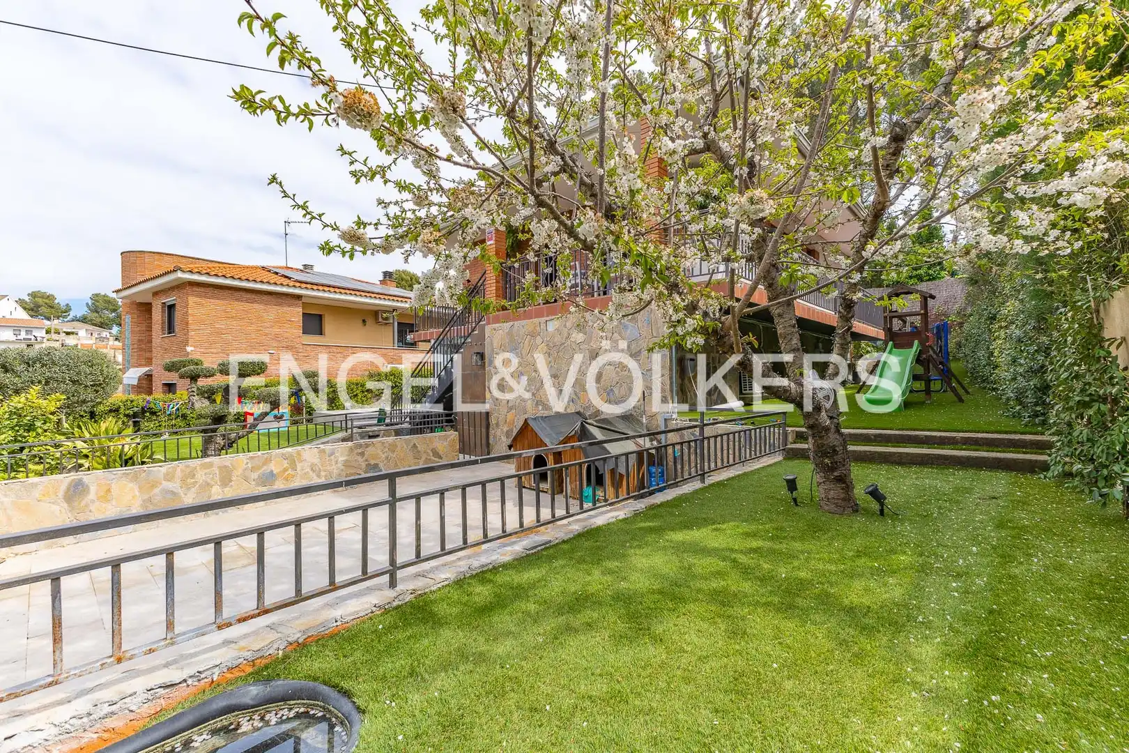 Vista exterior de Casa adosada en venta en Terrassa con Aire acondicionado, Calefacción y Jardín privado