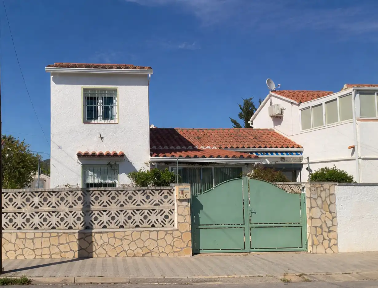 Vista exterior de Casa adosada en venta en Roses con Aire acondicionado, Calefacción y Jardín privado