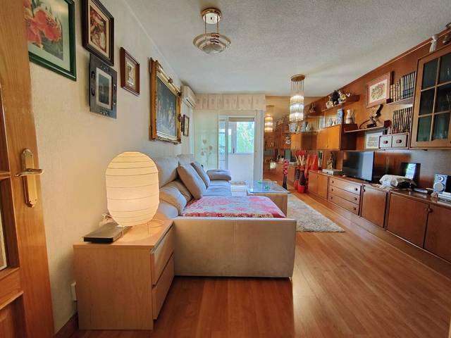 Piso en Venta en Calle de la del Manojo de Rosas en Los Ángeles