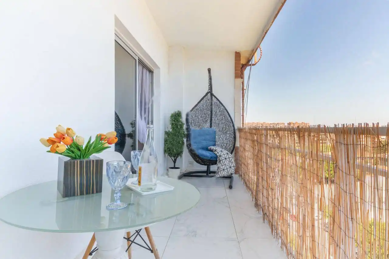 Flat with terrace to rent in Plaza de Honduras, imagen 3