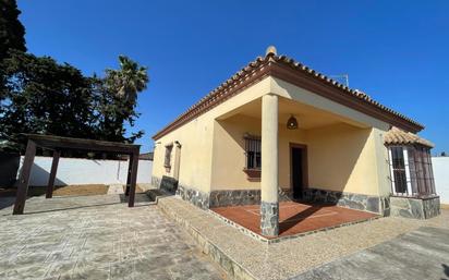 Vista exterior de Casa o xalet en venda en Chiclana de la Frontera amb Aire condicionat i Jardí privat