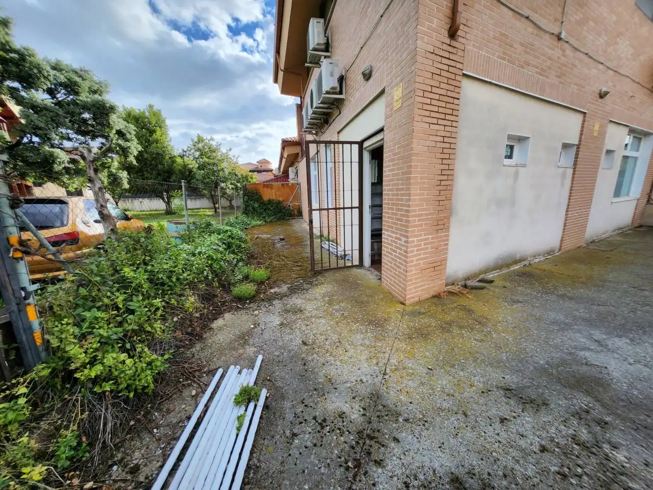 Jardí de Local en venda en El Casar amb Aire condicionat
