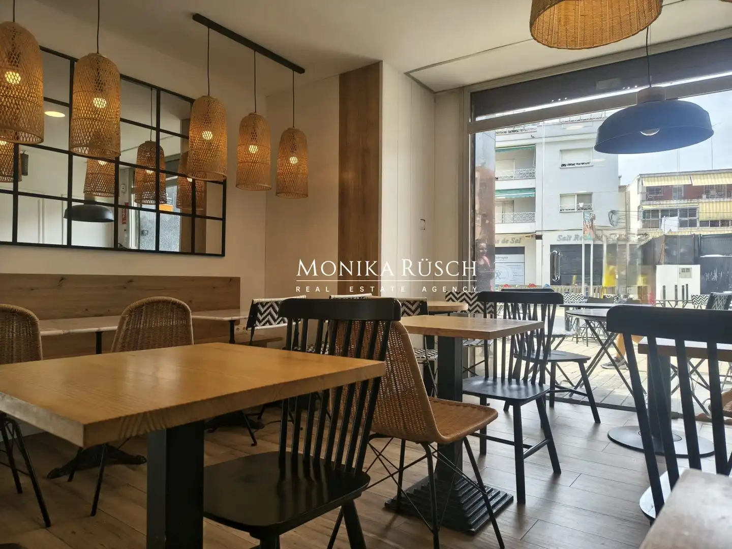 Business premises for transfer in Castell - Poble Vell, imagen 2
