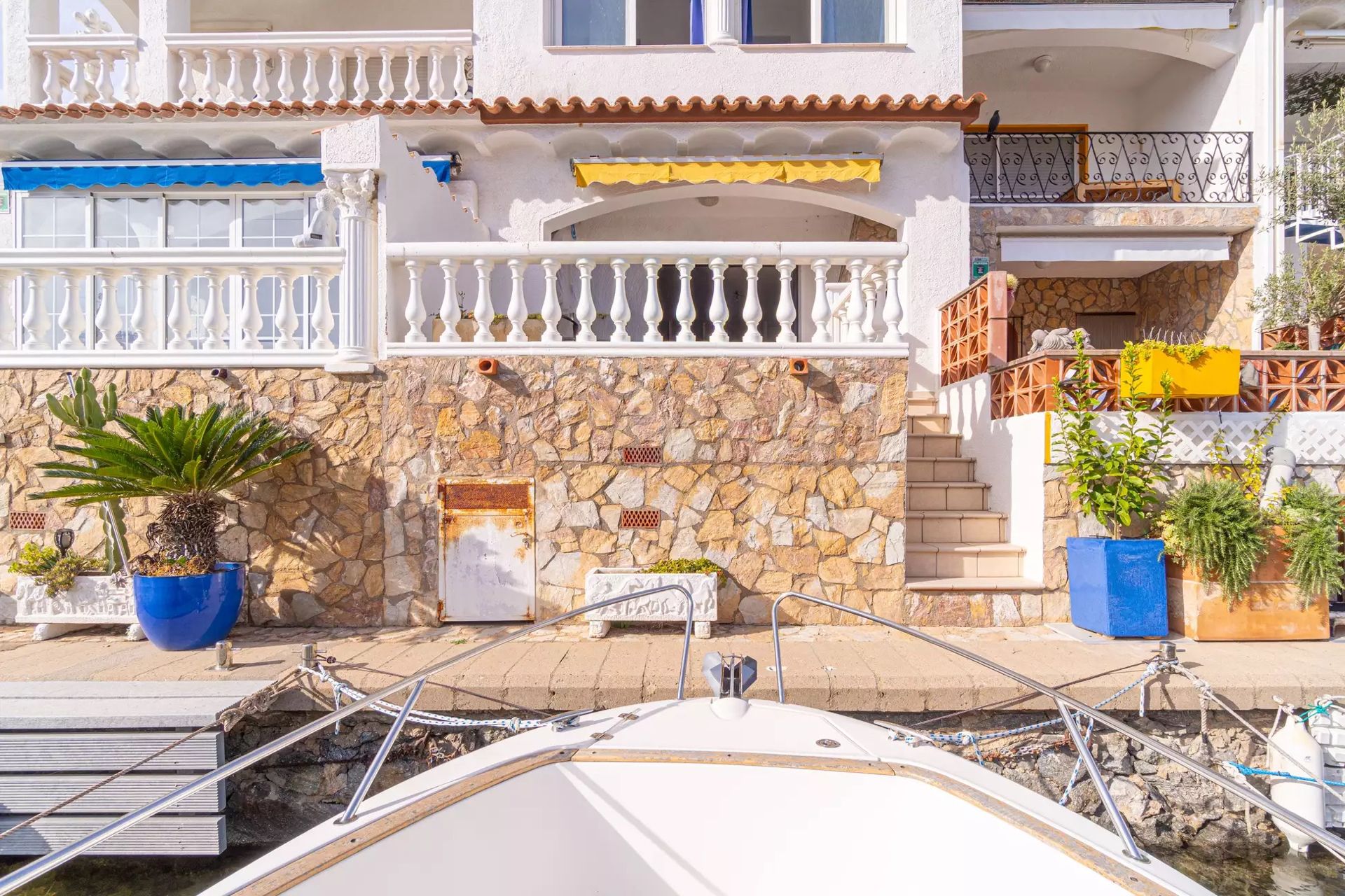 Exterior view of Single-family semi-detached for sale in Empuriabrava  with Air Conditioner, Terrace and Furnished