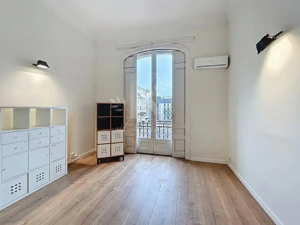 Oficina amb ascensor de lloguer a Passeig de Gràcia