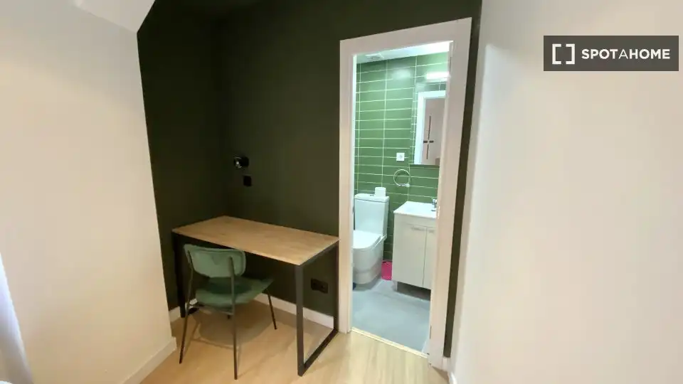 Flat for rent in Madrid  with Air Conditioner, Heating and Furnished
