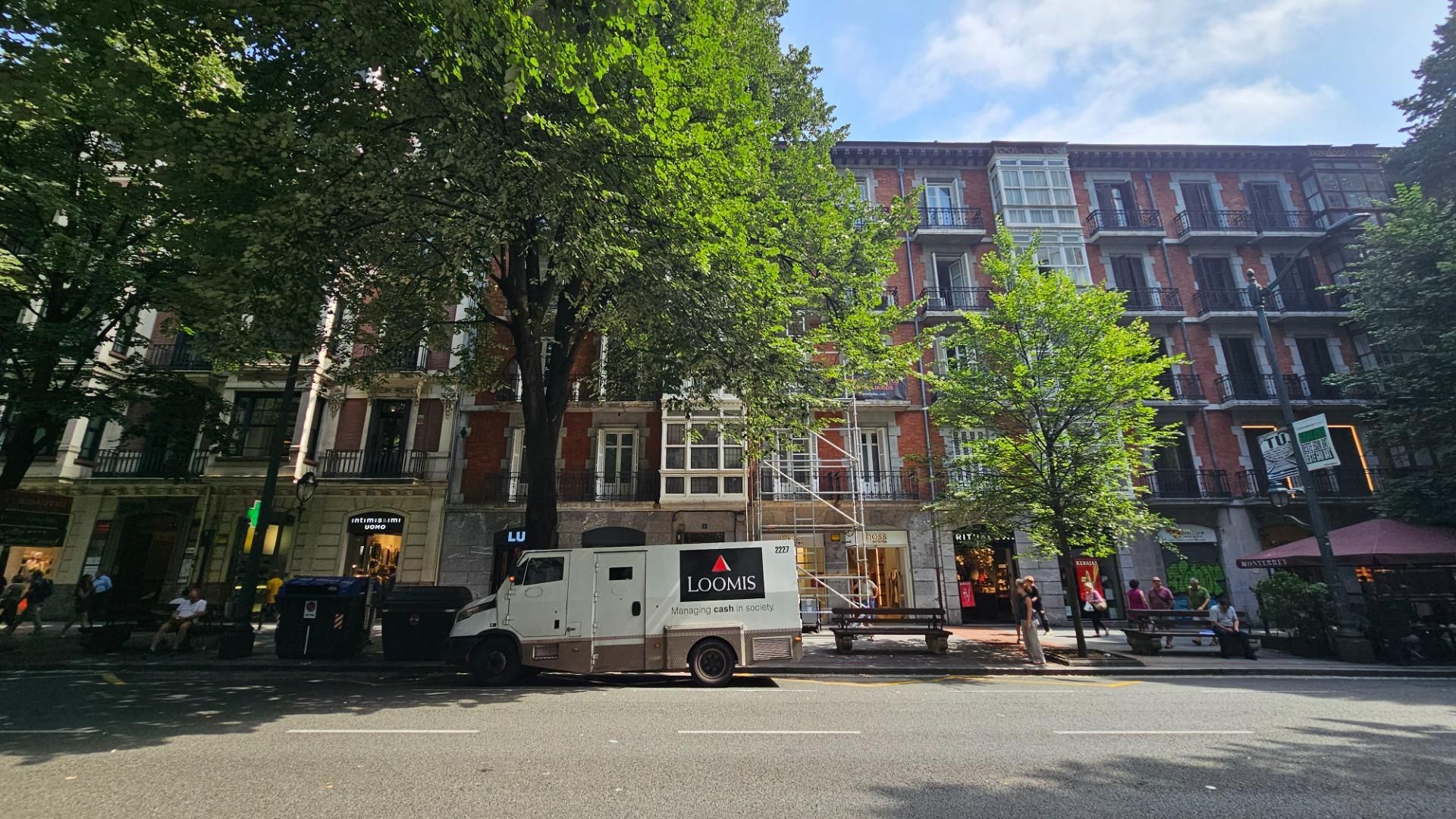 Vista exterior de Pis en venda en Bilbao  amb Balcó