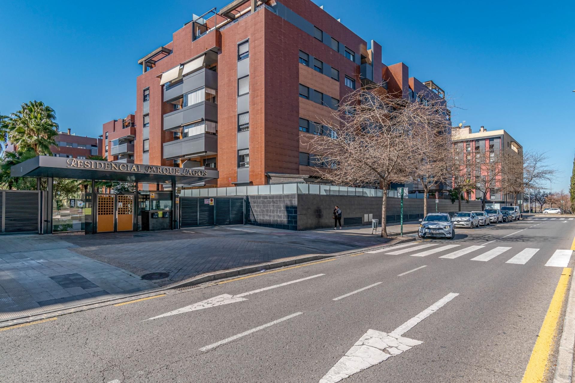 Vista exterior de Pis en venda en  Granada Capital amb Aire condicionat, Calefacció i Jardí privat
