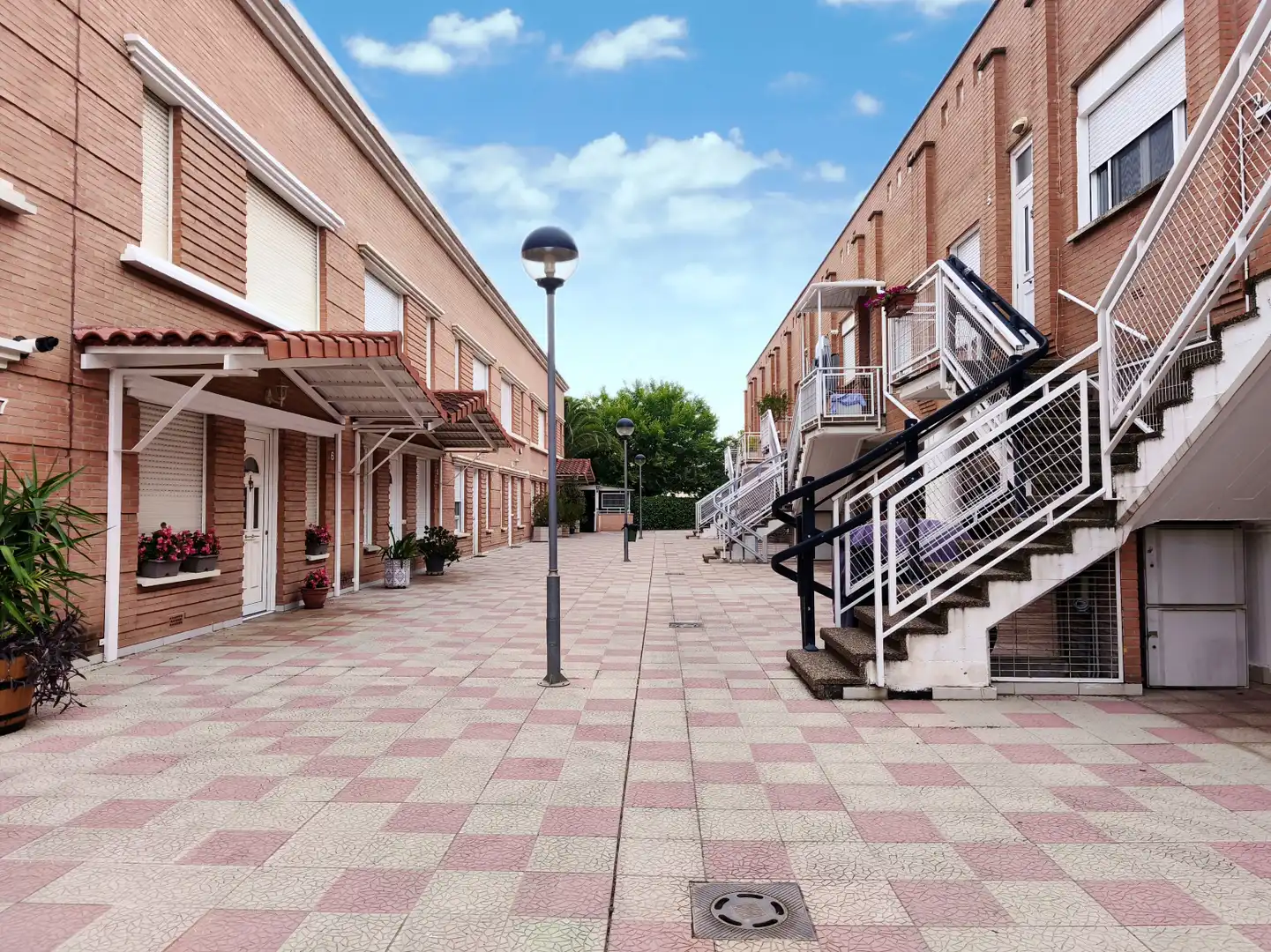 Vista exterior de Casa o xalet en venda en Lardero amb Aire condicionat, Calefacció i Jardí privat
