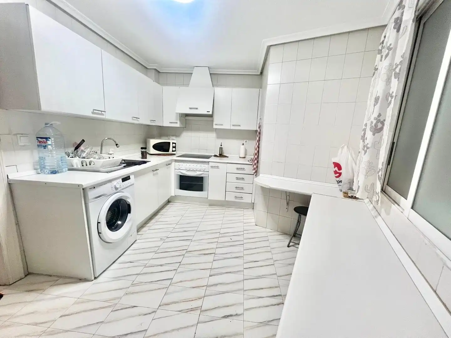 Cocina de Apartamento de alquiler en Torrevieja con Terraza, Amueblado y Lavadora
