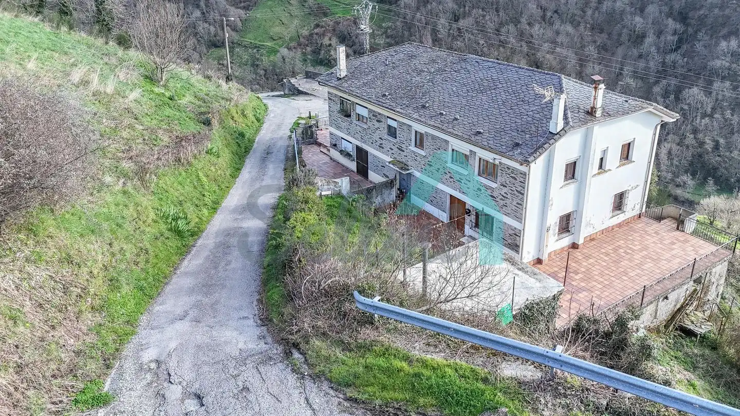 Vista exterior de Casa adosada en venda en Cangas del Narcea amb Calefacció, Jardí privat i Terrassa