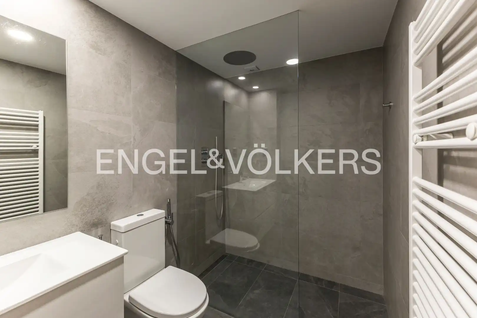 Badezimmer von Wohnung zur Miete in Madrid mit Klimaanlage, Heizung und Schwimmbad