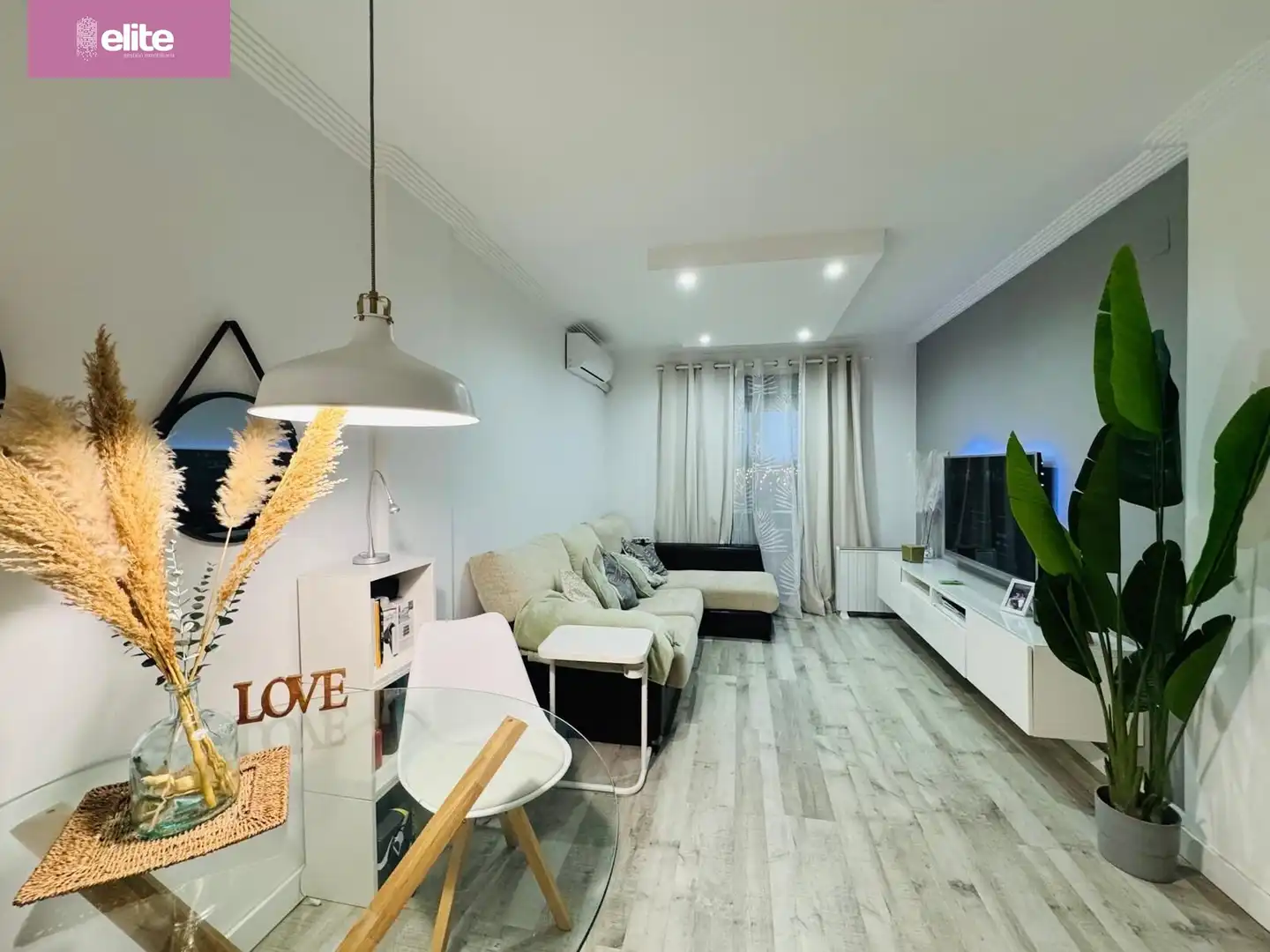Living room of Flat for sale in Jerez de la Frontera  with Air Conditioner, Parquet flooring and Terrace