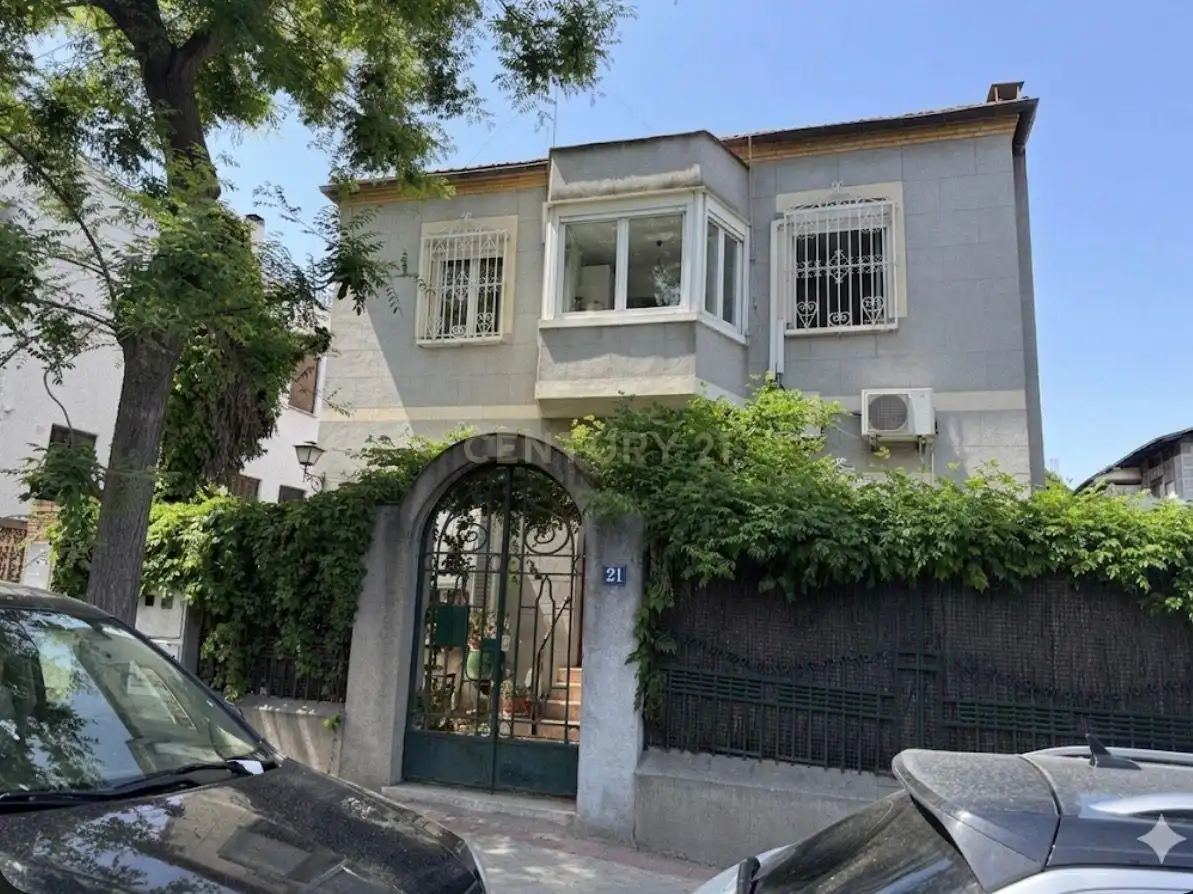 Exterior view of Houses for sale in  Madrid Capital  with Air Conditioner, Private garden and Storage room